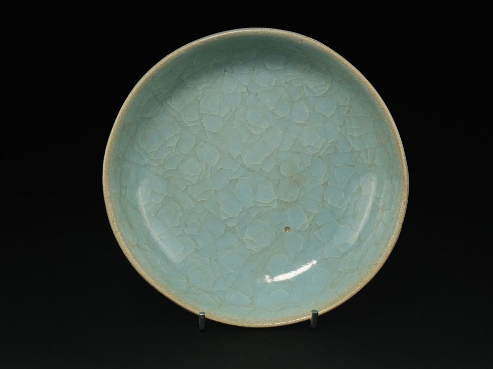 Lot 386: A Chinese Celadon-Glazed Dish with Crackle Glaze.