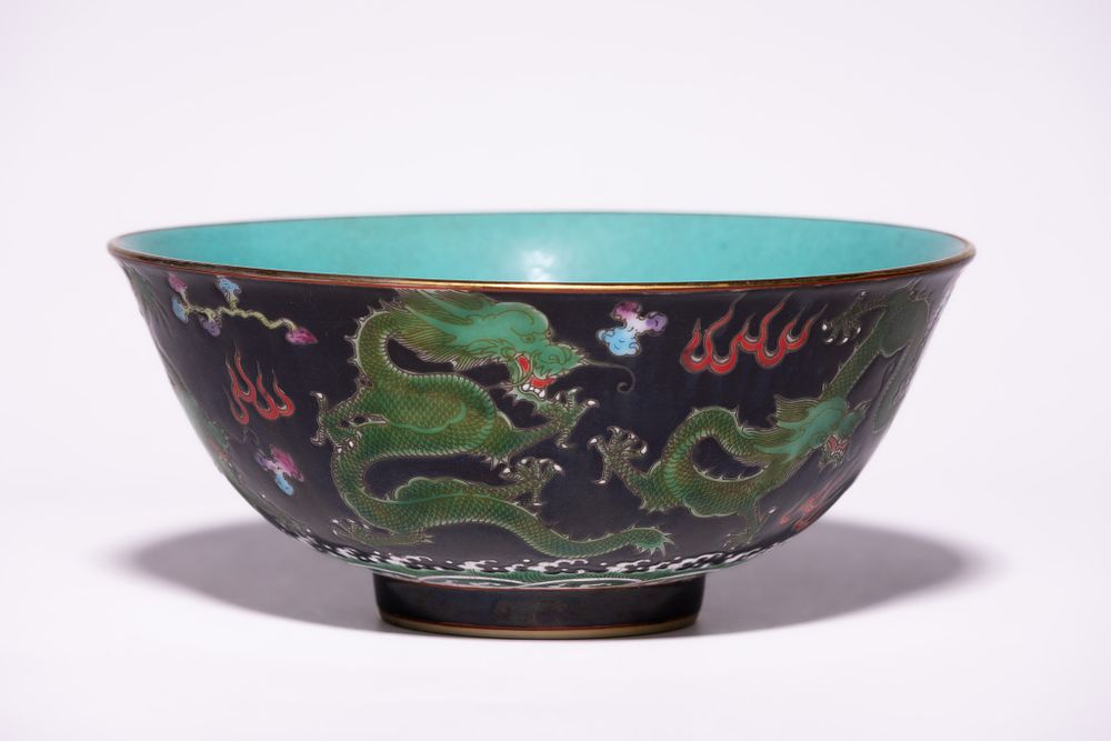 Lot 227: A Chinese Dragon-Decorated Bowl with Turquoise Interior, Qianlong...