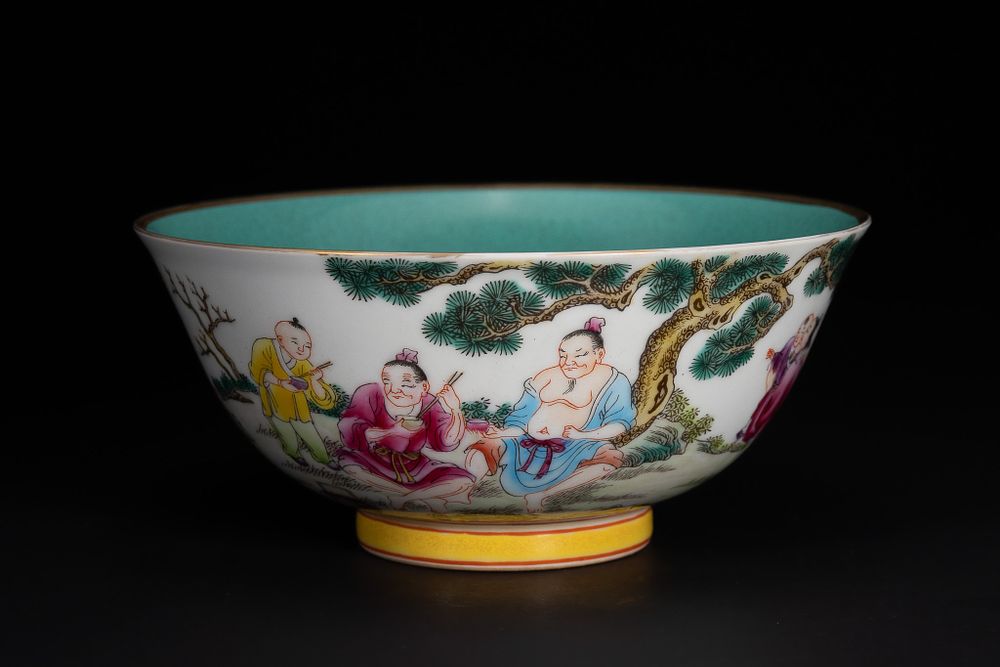 Lot 258: A Chinese Famille Rose Porcelain Bowl with Figural...