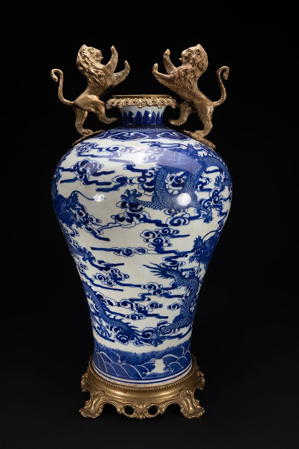 Lot 266: A Chinese Blue and White Porcelain ‘Dragon’ Vase...