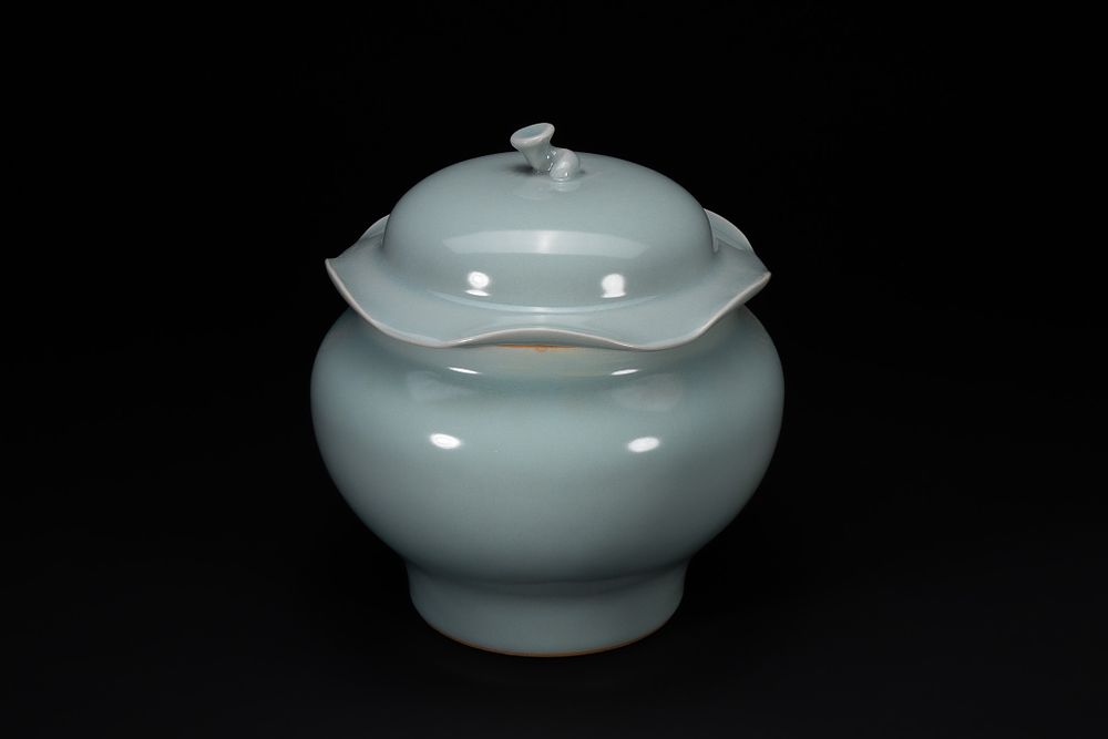 Lot 276: A Chinese Celadon-Glazed Lidded Jar.
