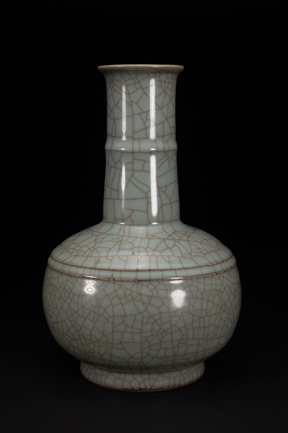 Lot 295: A Chinese Ge-Type Style Crackle-Glazed Vase.
