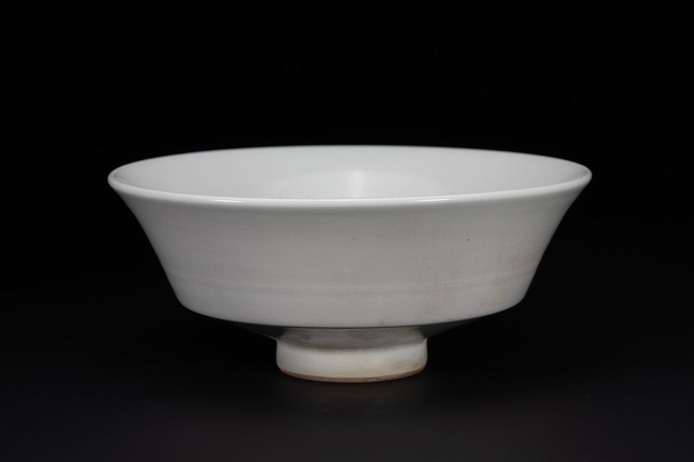 Lot 296: A Chinese Kangxi Style White-Glazed ‘Dragon’ Bowl.