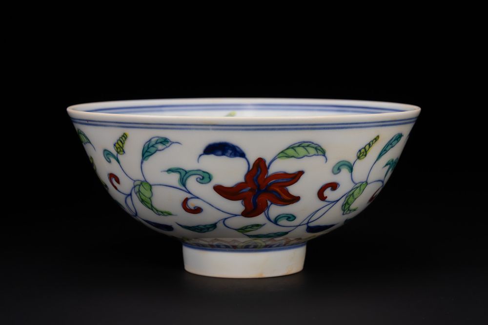 Lot 297: A Chinese Famille Verte ‘Floral Scroll’ Bowl, Chenghua...