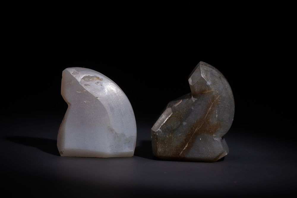 Lot 17: A LOT OF TWO ISLAMIC AGATE GAMING PIECES, POSSIBLY ANCIENT.