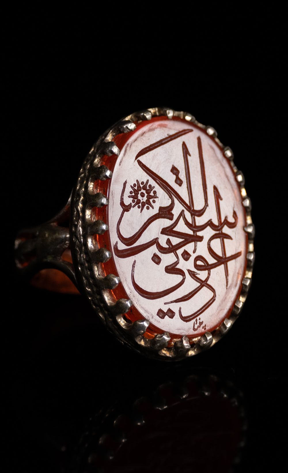 Lot 34: A PERSIAN CARNELIAN INTAGLIO SIGNET RING
