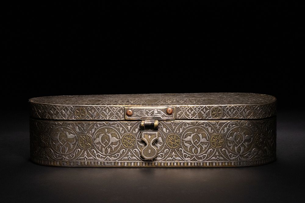Lot 40: A MAMLUK-STYLE SILVER-INLAID BRASS PEN BOX.