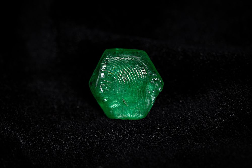Lot 48: A MUGHAL STYLE EMERALD HEXAGONAL INTAGLIO.
