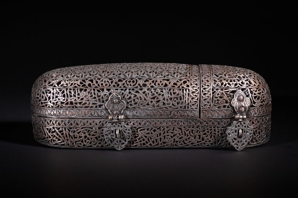 Lot 60: A SAFAVID OPENWORK COPPER QALAMDAN PEN BOX WITH QUR’ANIC INSCRIPTIONS, 17TH CENTURY.