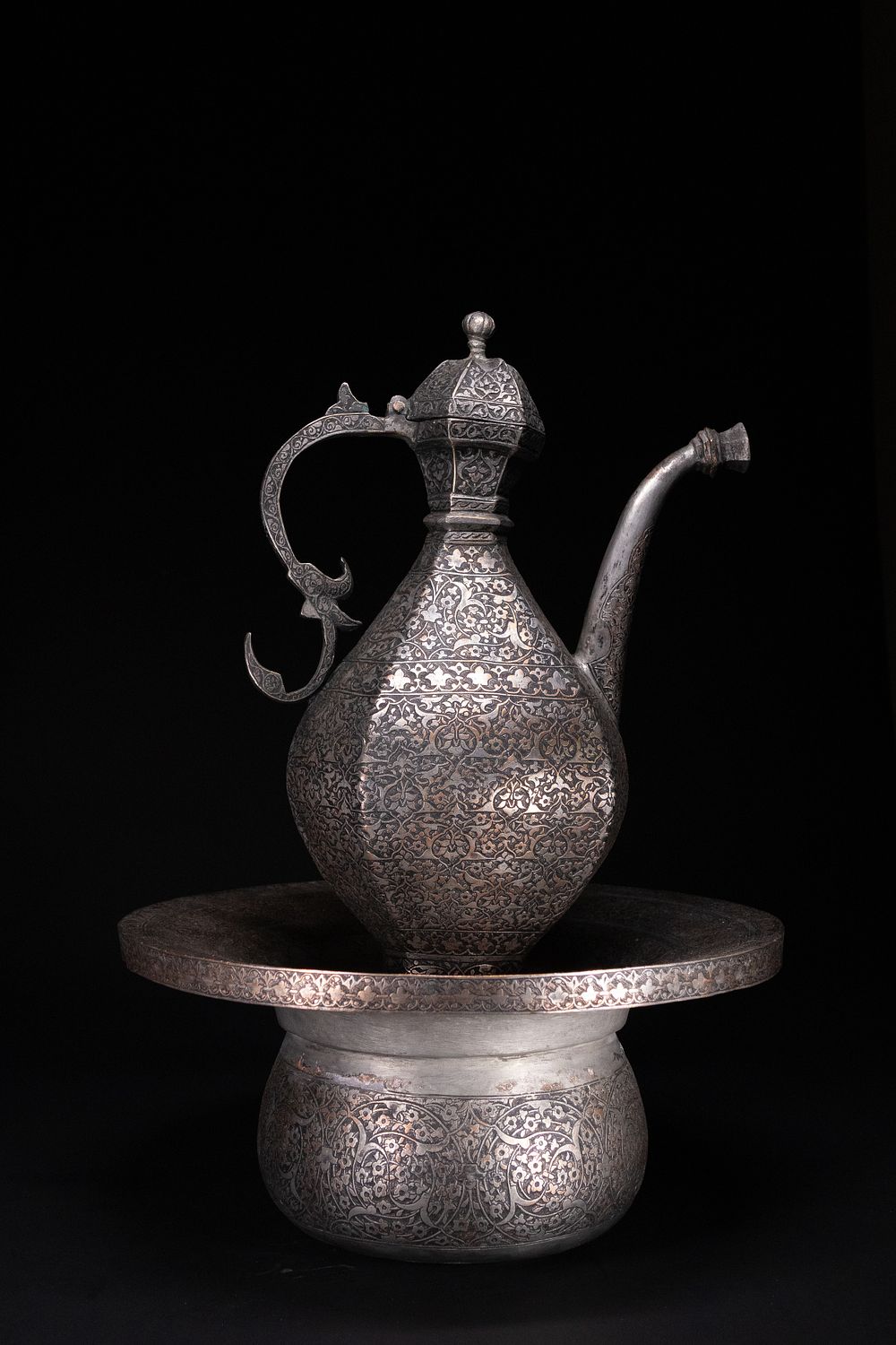 Lot 72: A SAFAVID TINNED-COPPER EWER AND BASIN, PERSIA, 17TH CENTURY.
