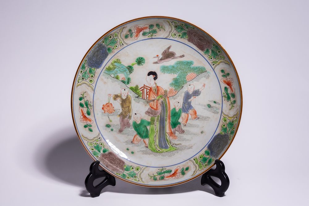 Lot 95: A CHINESE FAMILLE VERTE PORCELAIN PLATE WITH LADY AND BOYS SCENE, KANGXI MARK.