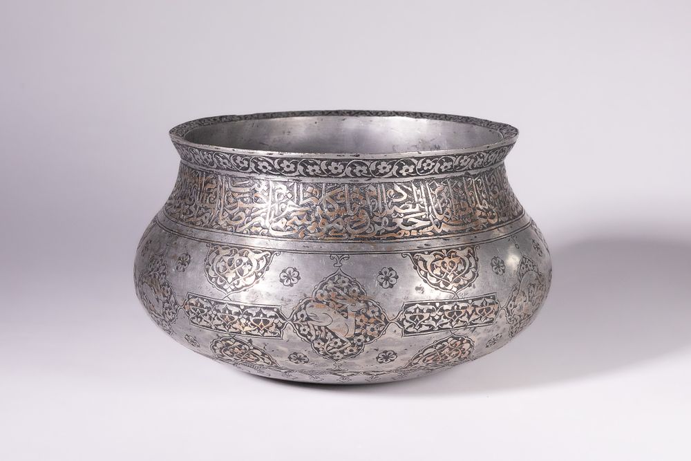 Lot 101: A SAFAVID TINNED COPPER CALLIGRAPHIC BOWL, PERSIA, 17TH CENTURY