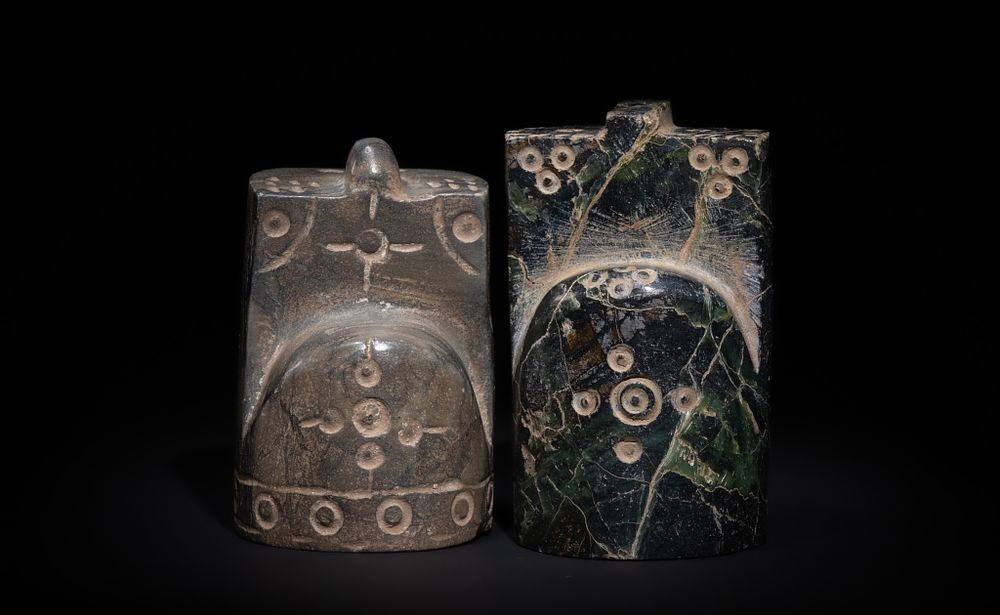 Lot 109: A PAIR OF ISLAMIC LAPIS LAZULI AND JADE CHESS KINGS, 19TH CENTURY.