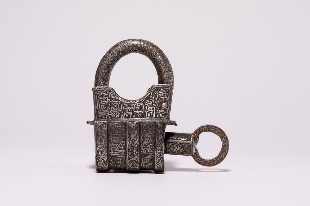 Lot 154: AN INDO-PERSIAN DECORATED STEEL PADLOCK AND KEY.