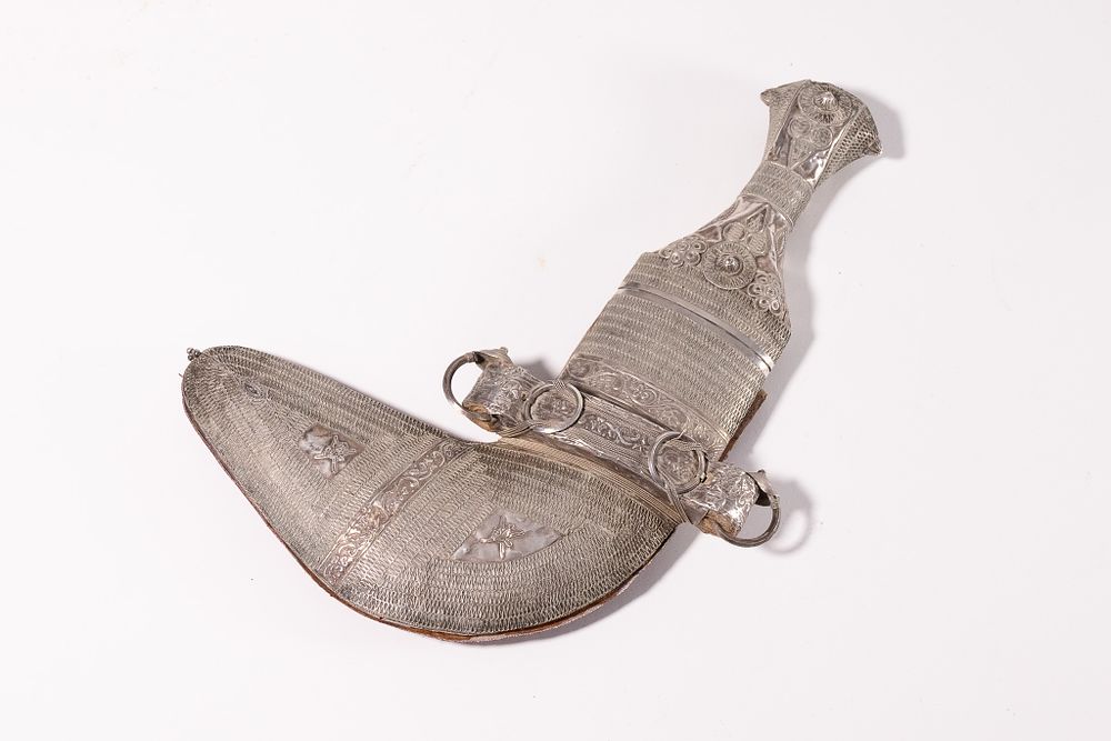 Lot 156: AN OMANI SILVER FILIGREE SAIDI KHANJAR DAGGER, 20TH CENTURY.