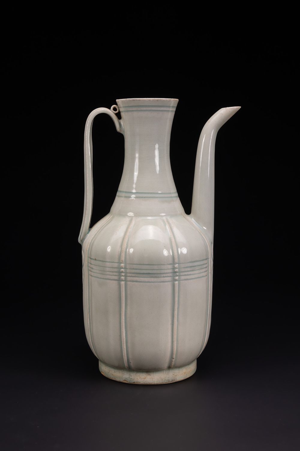 Lot 184: A CHINESE QINGBAI CELADON GLAZED EWER, LONGQUAN STYLE.