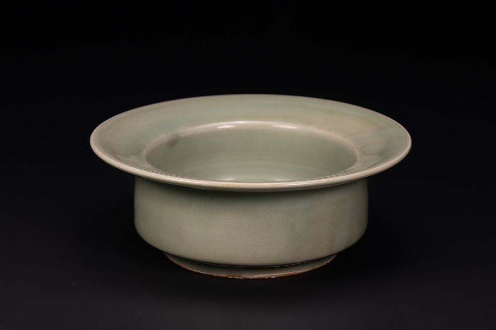 Lot 192: A CHINESE LONGQUAN-STYLE CELADON-GLAZED STONEWARE BASIN.