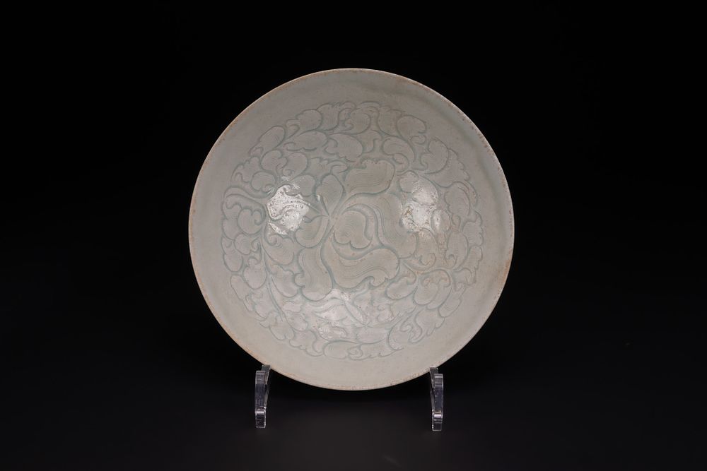 Lot 200: A CHINESE CARVED QINGBAI PORCELAIN BOWL, SOUTHERN SONG DYNASTY (1127-1279).