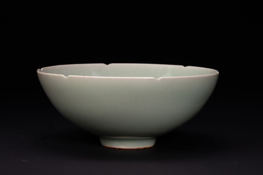 Lot 207: A CHINESE LONGQUAN CELADON LOBED BOWL.