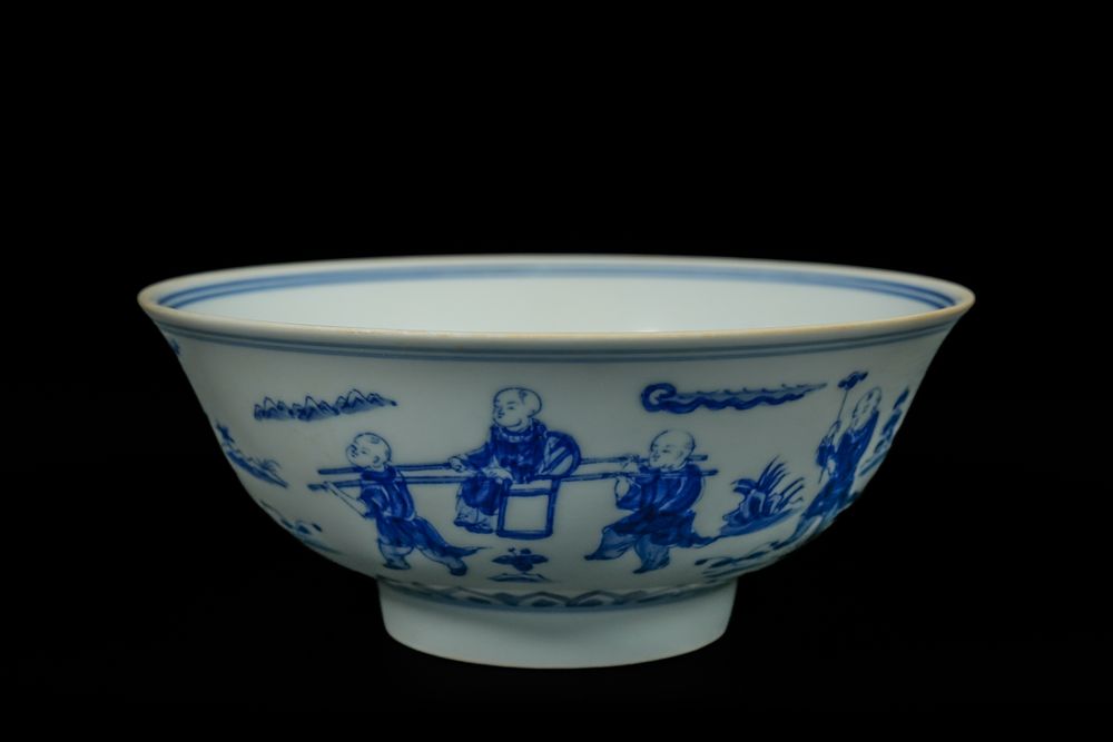 Lot 231: A CHINESE BLUE AND WHITE PORCELAIN BOWL WITH FIGURE SCENES, XUANDE MARK.