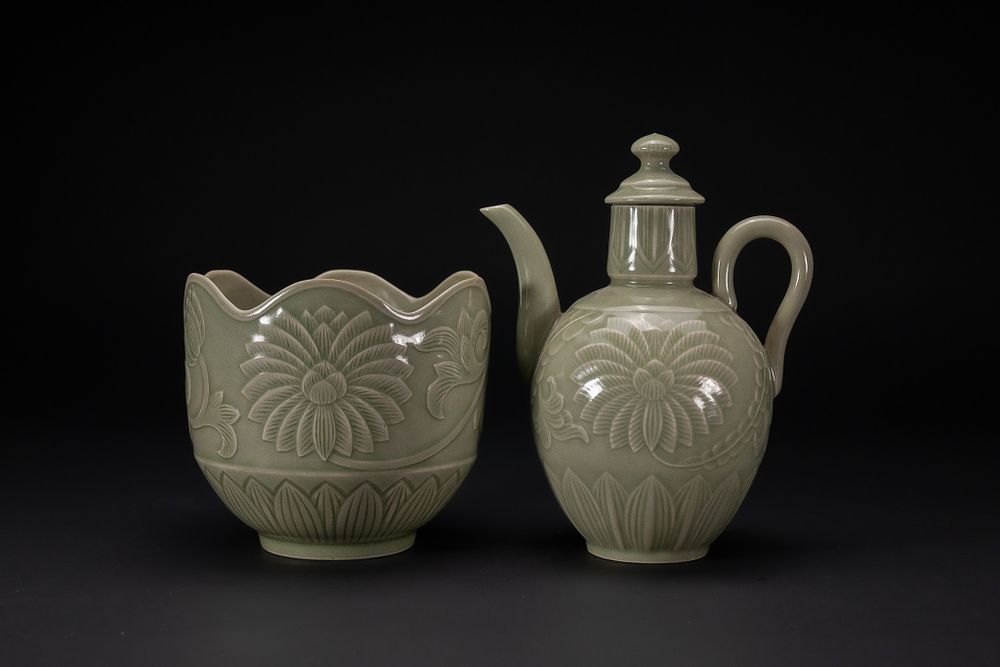 Lot 243: A CHINESE CELADON-GLAZED EWER AND WARMING BOWL.