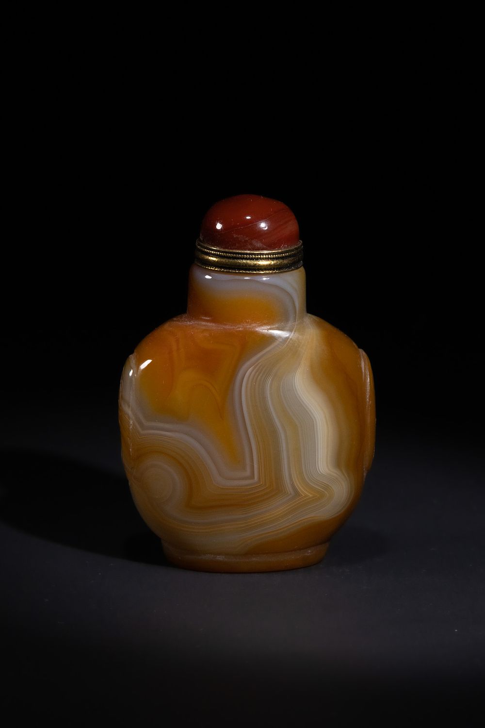 Lot 254: A CHINESE BANDED AGATE SNUFF BOTTLE.