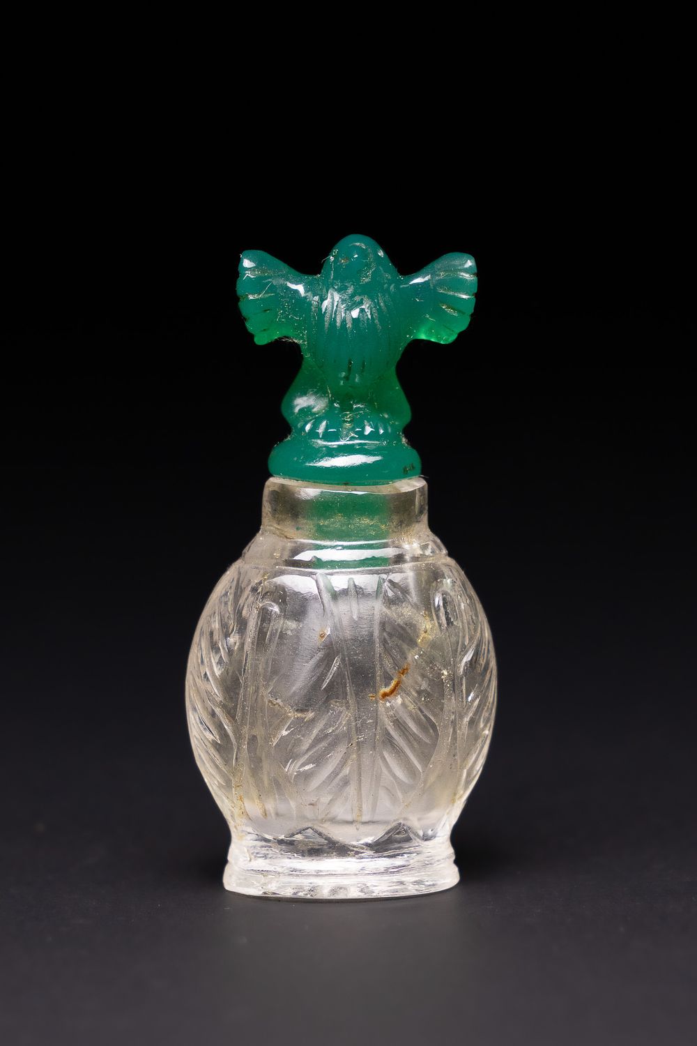 Lot 262: A MUGHAL ROCK CRYSTAL PERFUME BOTTLE WITH AGATE BIRD STOPPER, 19TH CENTURY OR LATER.