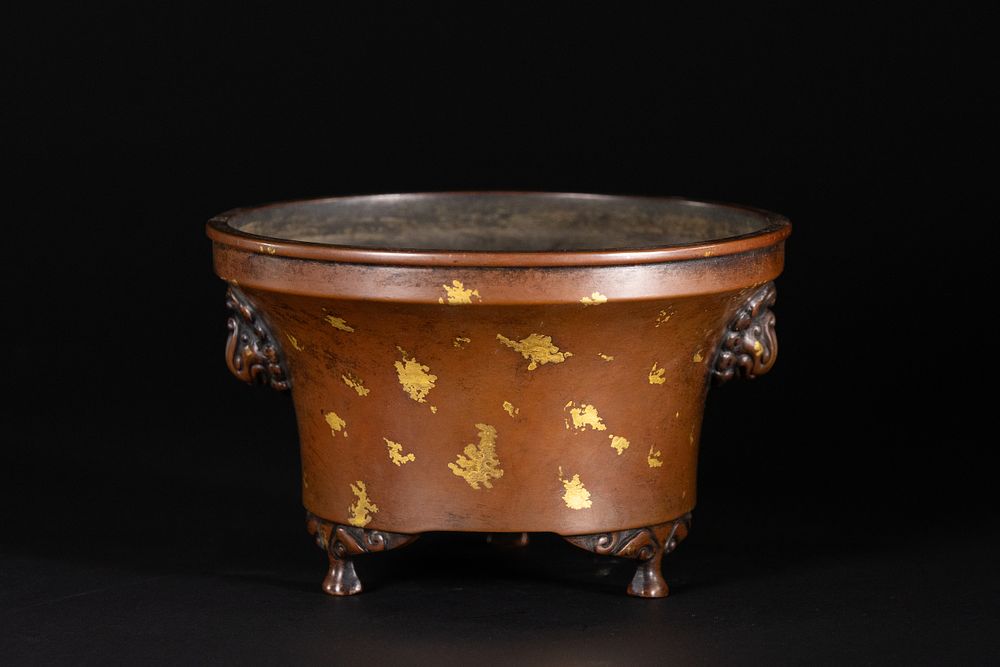 Lot 263: A CHINESE GOLD GILT-BRONZE TRIPOD CENSOR, 19TH CENTURY.