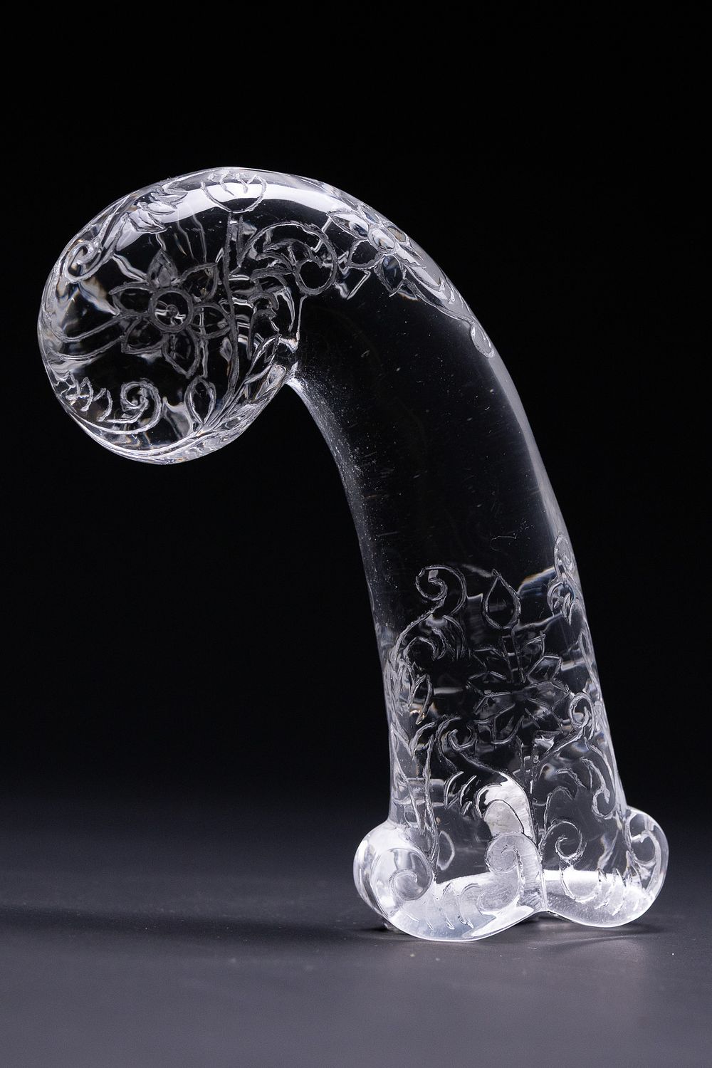Lot 268: A MUGHAL STYLE ROCK CRYSTAL OR GLASS KHANJAR HILT.