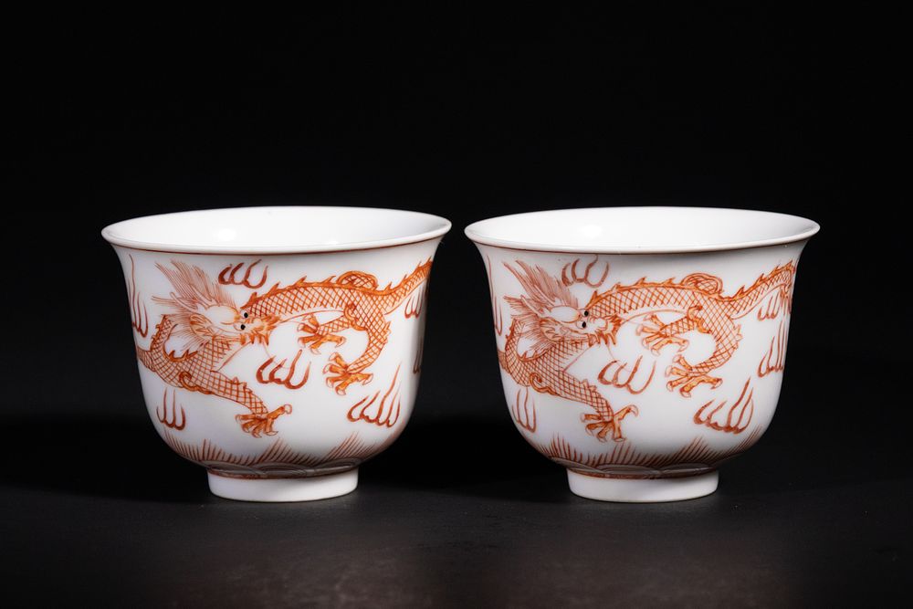 Lot 270: A PAIR OF CHINESE IRON-RED DECORATED 'DRAGON' PORCELAIN CUPS, DA QING QIANLONG NIAN ZHI MARK.