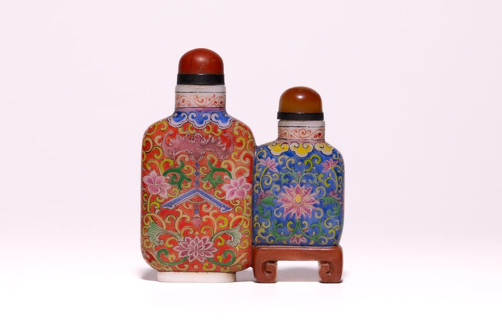 Lot 283: A CHINESE CONJOINED ENAMELED GLASS SNUFF BOTTLE, LATE 19TH OR EARLY 20TH CENTURY.