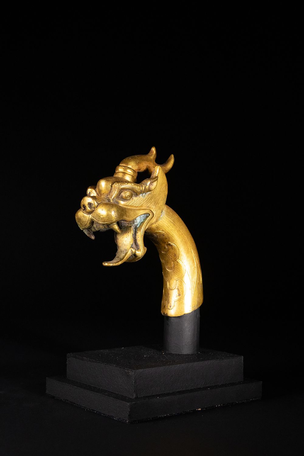Lot 286: A CHINESE GILT BRONZE DRAGON HEAD TERMINAL, 19TH CENTURY.