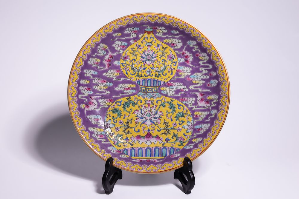 Lot 289: A CHINESE FAMILLE ROSE PORCELAIN DOUBLE GOURD DISH, QIANLONG MARK.