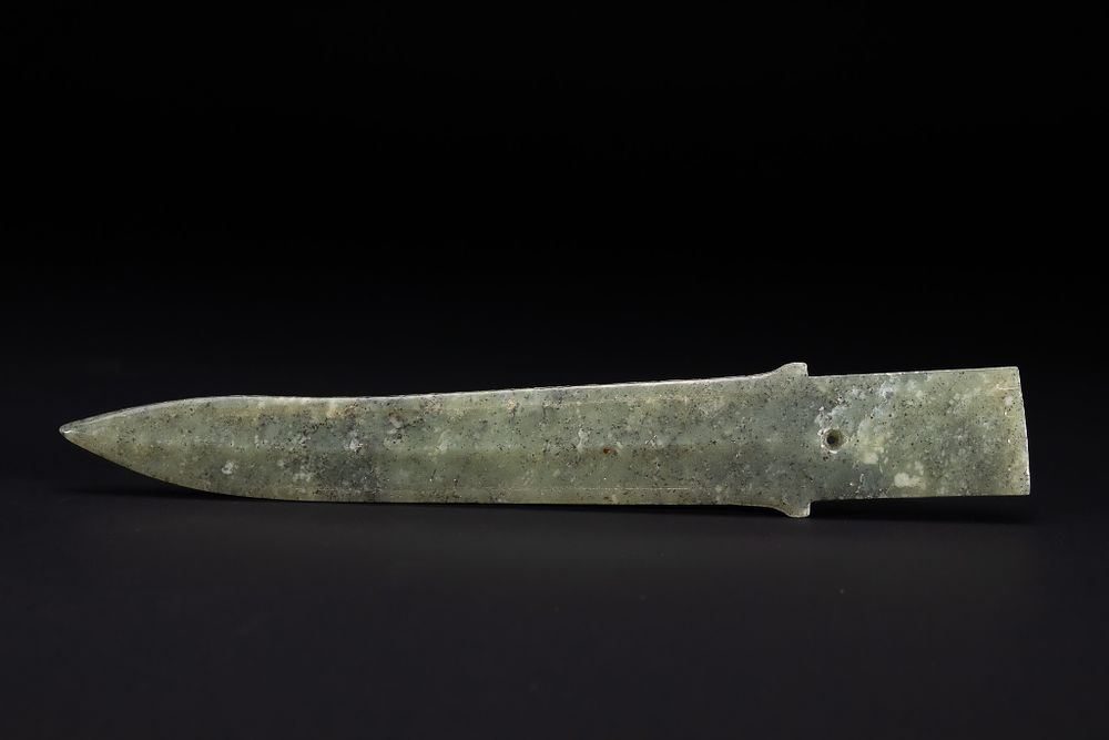 Lot 308: A CHINESE ARCHAIC STYLE JADE RITUAL DAGGER AXE GE.
