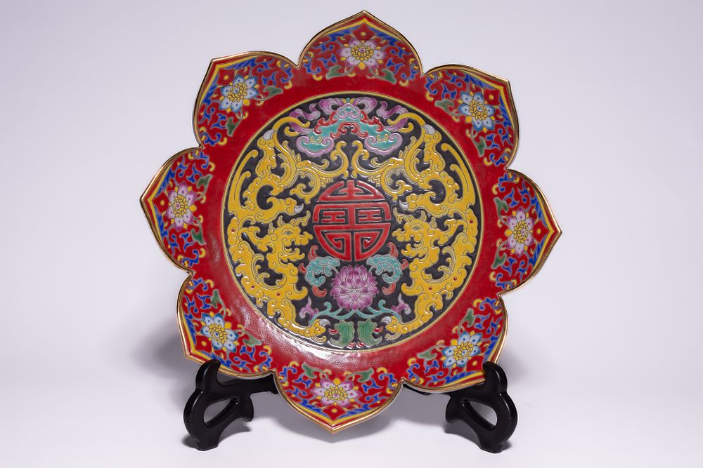 Lot 309: A CHINESE FAMILLE ROSE FOLIATE DRAGON AND SHOU PORCELAIN PLATE.