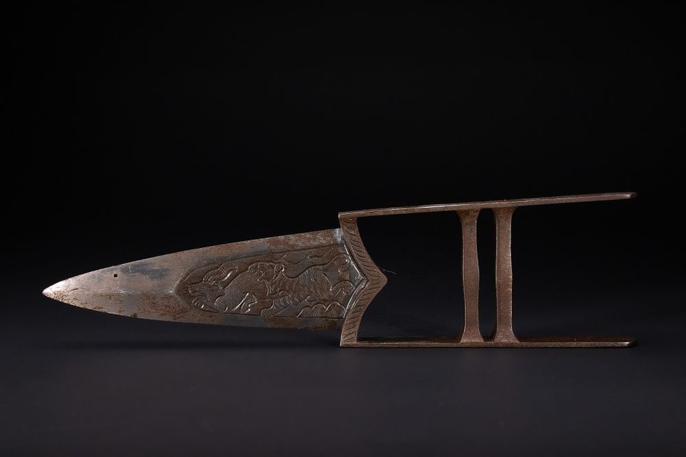 Lot 314: AN INDIAN KATAR PUSH DAGGER, TIGER HUNTING RELIEF, 19TH CENTURY.