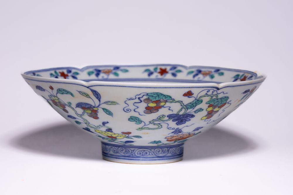 Lot 318: A CHINESE DOUCAI FRUITING VINE LOBED PORCELAIN BOWL, CHENGUA MARK.