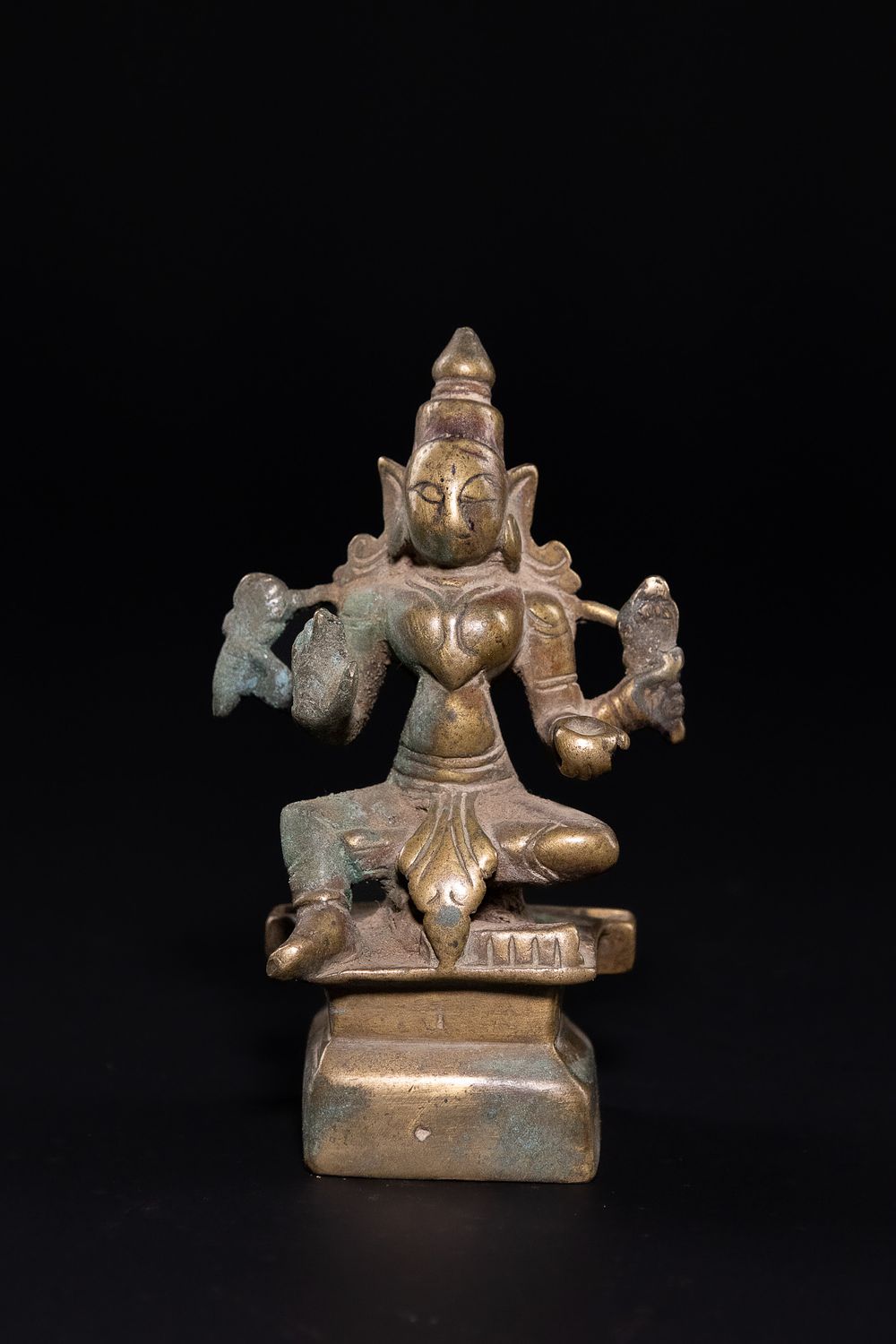 Lot 333: A SOUTHERN INDIAN FOLK STYLE BRONZE FIGURE OF A GODDESS, 18TH/19TH CENTURY.