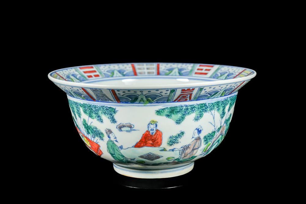 Lot 342: A CHINESE FAMILLE VERTE 'THREE SCHOLARS' PORCELAIN BOWL, KANGXI MARK.