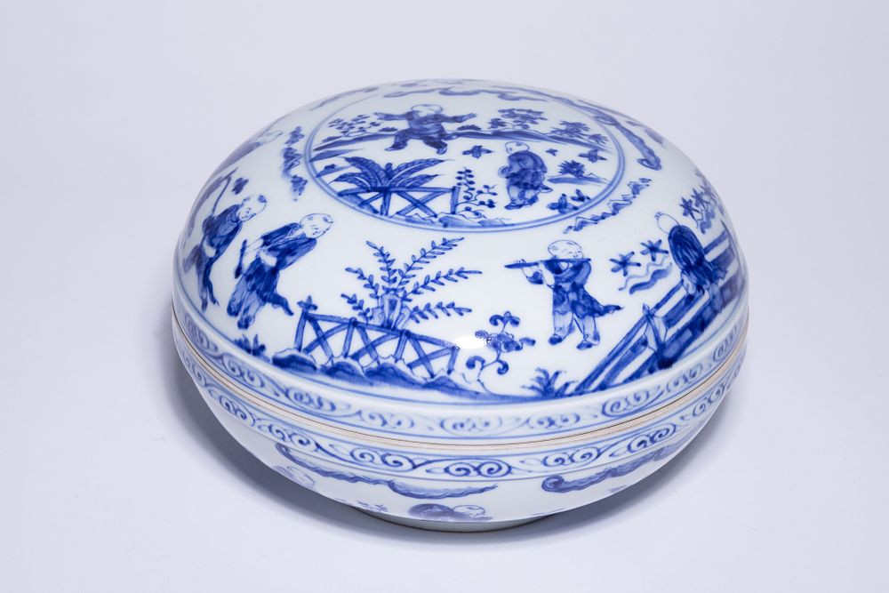 Lot 352: A CHINESE BLUE AND WHITE PORCELAIN CIRCULAR COVERED BOX, CHENGHUA MARK.