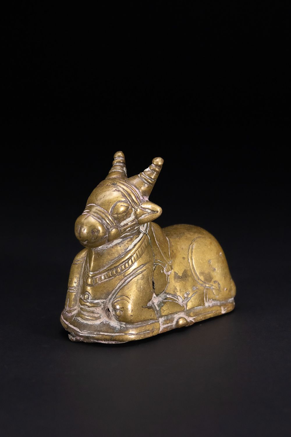 Lot 362: AN INDIAN FOLK STYLE BRONZE FIGURE OF NANDI THE BULL, 19TH/EARLY 20TH CENTURY.