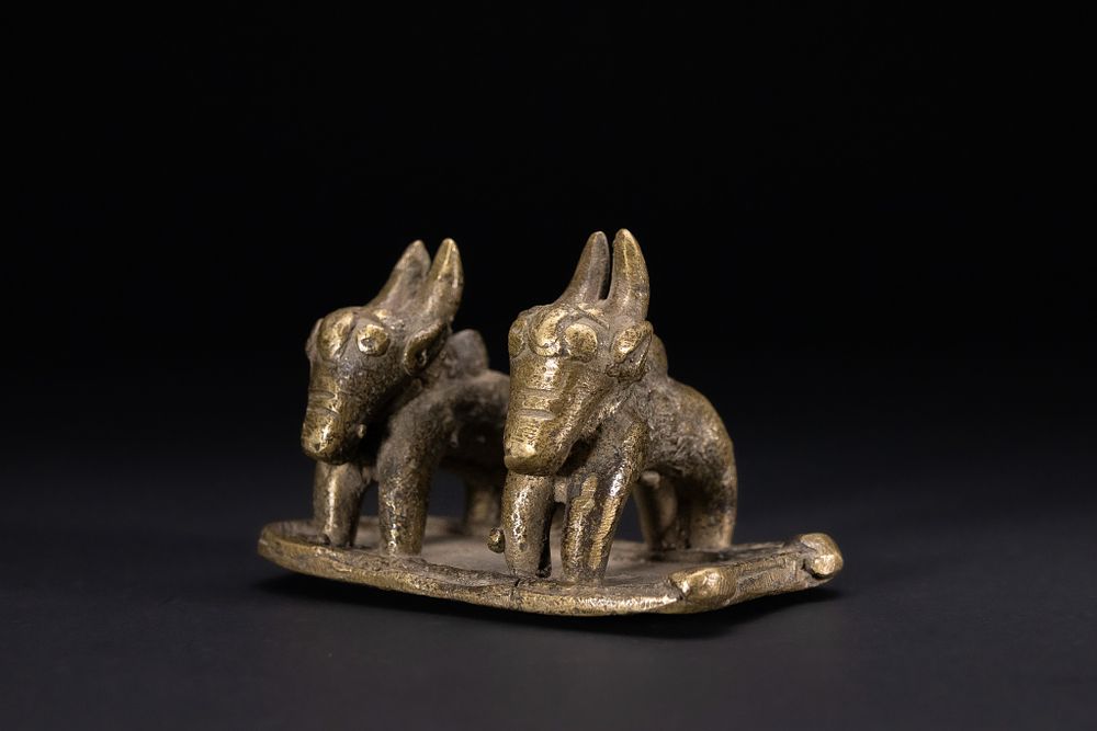 Lot 375: AN INDIAN BRONZE FIGURE GROUP OF TWO BULLS, 19TH/20TH CENTURY.