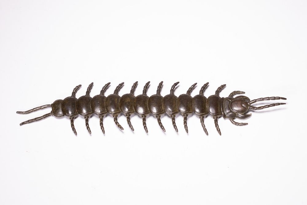 Lot 381: A JAPANESE ARTICULATED BRONZE CENTIPEDE (JIZAI OKIMONO), MYOCHIN MARK.