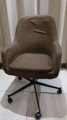 Retro Vintage Tweed Covered Swivel Office Chair. . Comes with an extra seat cushion. In good 
