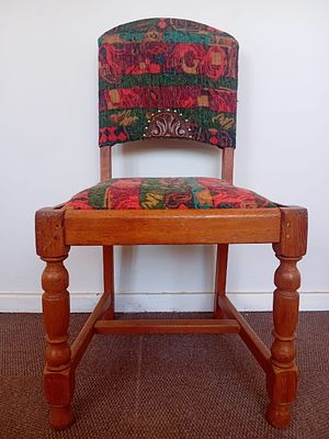 Oak Frame Dinning Chair . This stylish retro dining chair features elegant bobbin-style front 