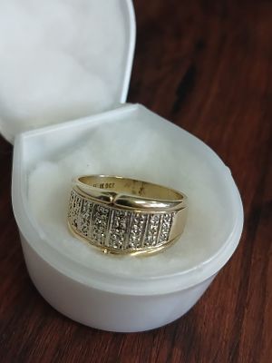 9ct Gold Ring with 24 Vintage Brilliant-Cut Natural Diamonds. This elegant 9ct gold ring
