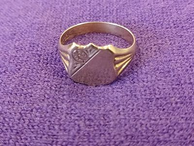 9ct Rose Gold Signet Ring. This classic piece features a flat face, ideal for engraving, and is