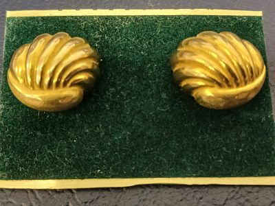 14ct Gold Earrings, Shell-Shaped (Vintage). A pair of vintage 14ct gold shell-shaped earrings