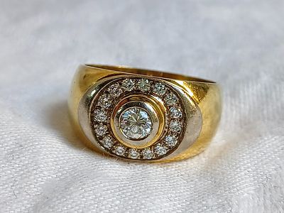 18ct Halo Ring (Size W1/2) - STC. . 18ct Yellow Gold Halo Ring, set with:
1 x 5.75mm Round