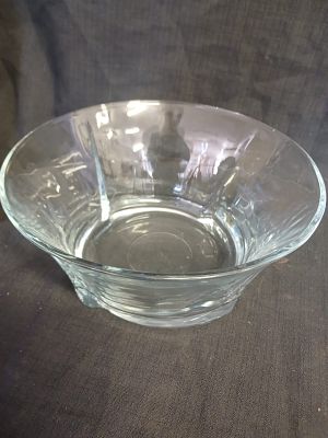 Large Glass Desert Serving Bowl. A beautifully designed, spacious bowl perfect for serving a 